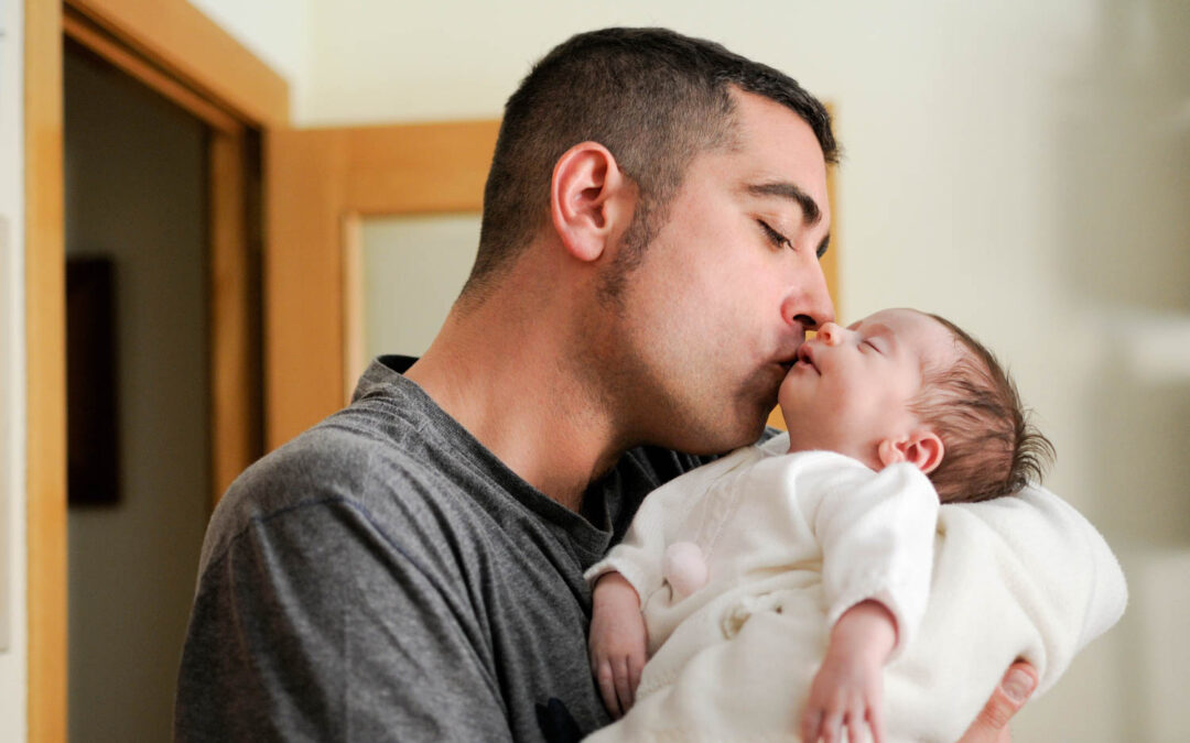 Se faire remplacer pour profiter d’une naissance : pensez au congé paternité